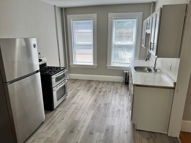 Building Photo - 66 Mattoon St