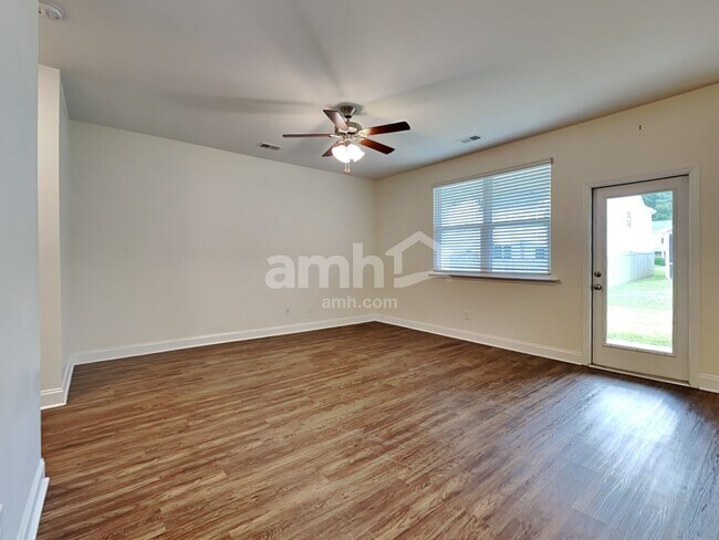 Building Photo - 526 Lateleaf Dr