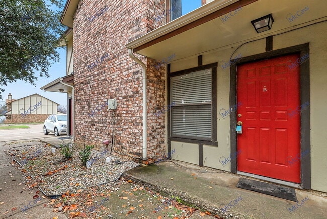Building Photo - 800 Bluebonnet Dr