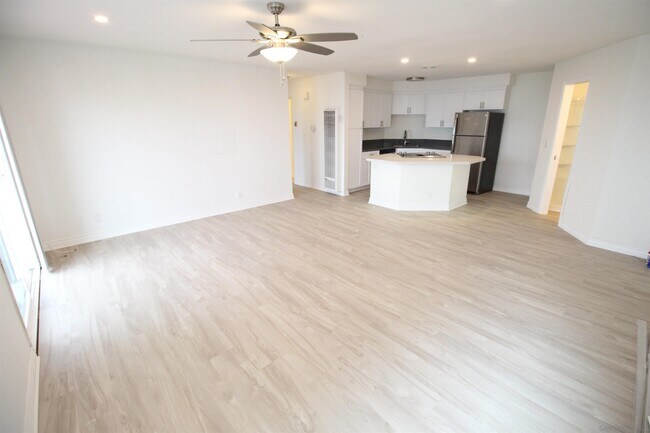 Building Photo - 2212 Edinburg Ave