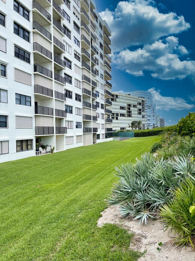 Building Photo - 10044 S Ocean Dr
