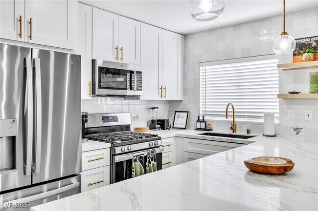 Primary Photo - 425 Golden Valley Dr