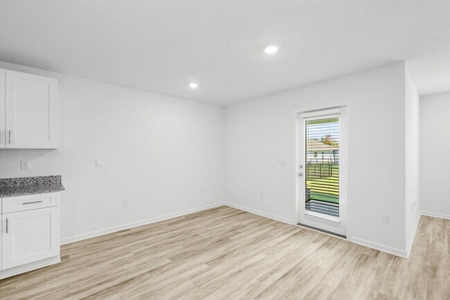 Building Photo - 39 Riverwalk Xing