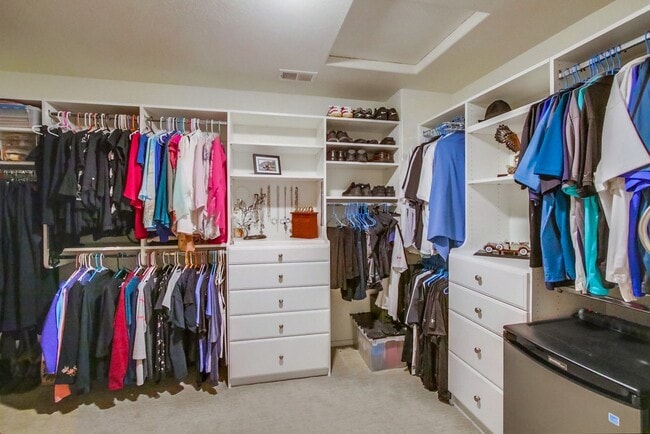 Building Photo - 452 Taylor Dr