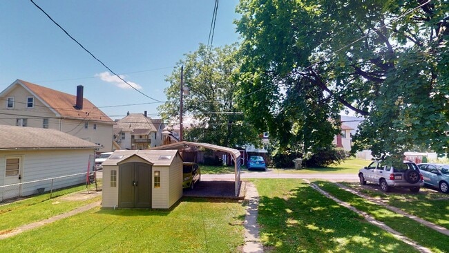 Building Photo - Charming 3 Bedroom Home
