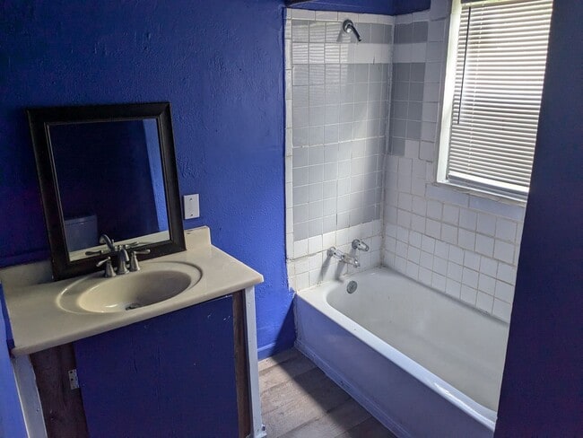 Building Photo - 3 Bed 1 Bath with fenced yard, laundry roo...