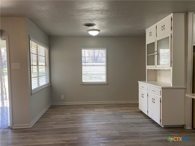 Building Photo - 706 Forest Dr