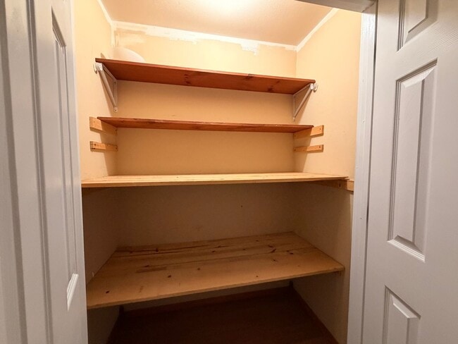 Building Photo - Welcome to this conveniently located home in Russellville, AR, a place where comfort meets style.