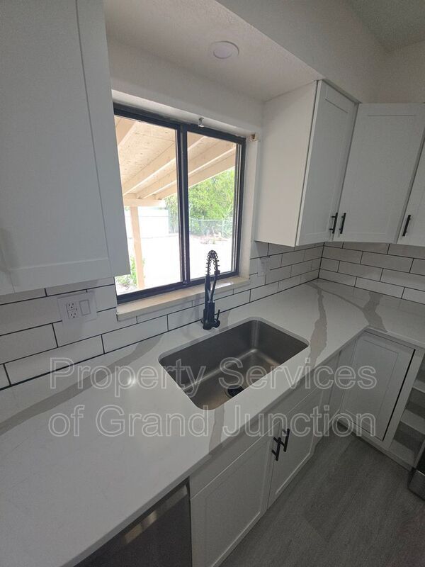 Building Photo - 3238-D 1/4 D 1/4 Rd