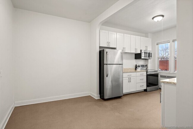 Building Photo - 684 Farmington Ave