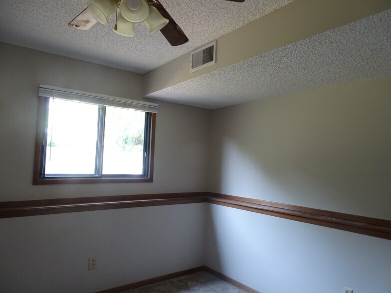 lower level 3rd bedroom - 4548 50th St