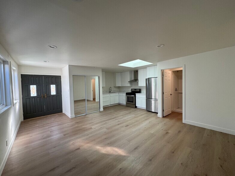 Building Photo - 6534 Peach Ave