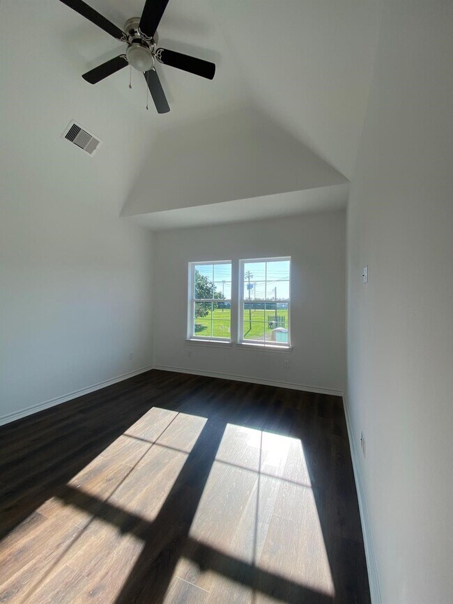 Building Photo - 3253 Real St