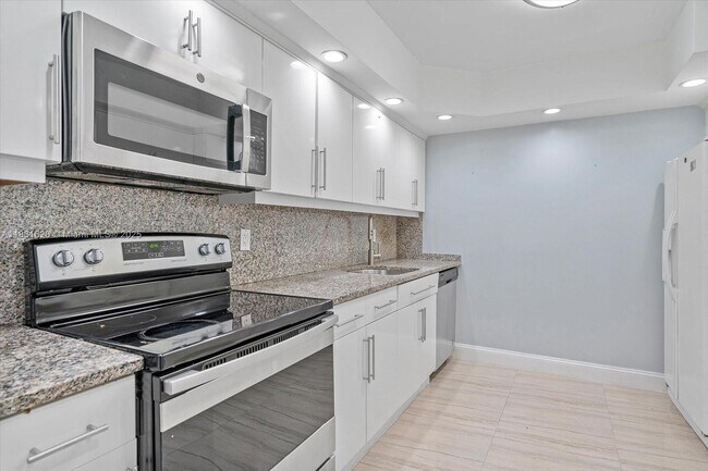 Building Photo - 2049 S Ocean Dr