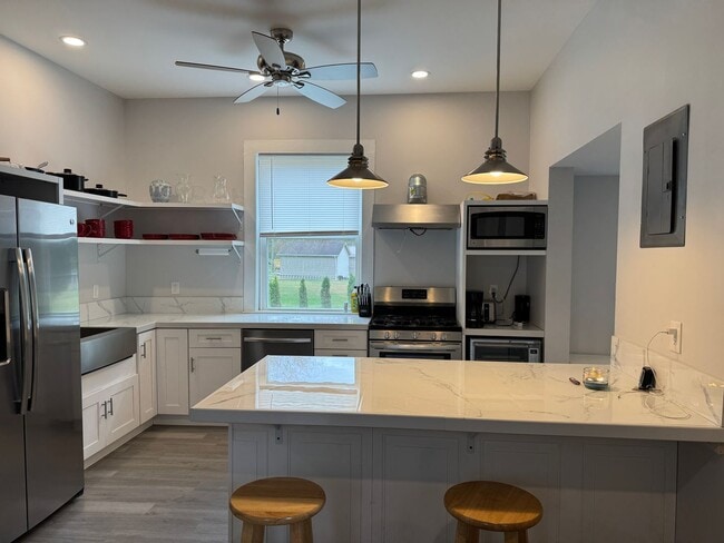 Building Photo - Charming Home in Pembroke with Yard & Storage