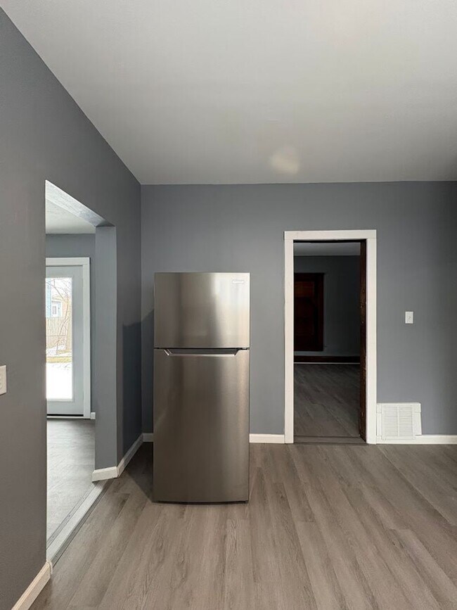 Building Photo - Three bedroom two bathroom home for rent