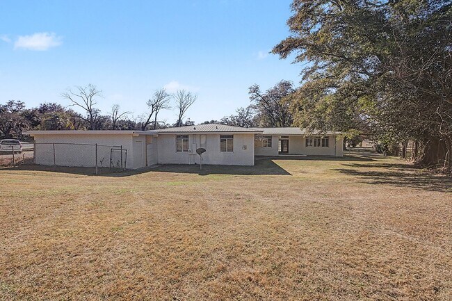 Building Photo - 1008 N Van Buren St