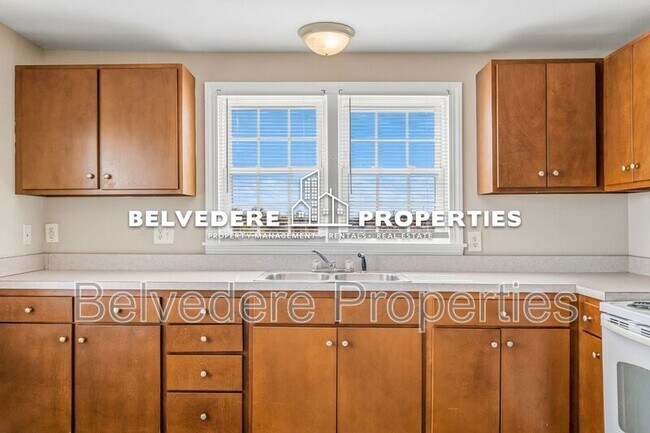 Building Photo - 611 W Green Dr