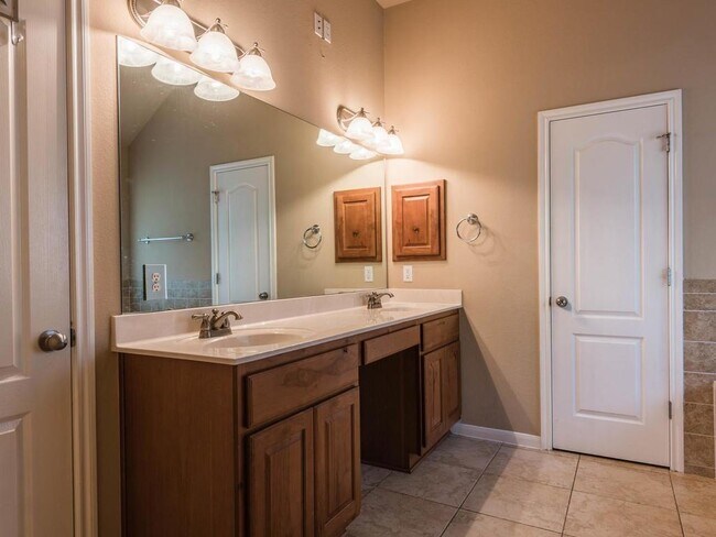 Building Photo - 1007 Savanna Ln