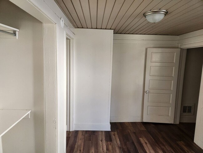 Building Photo - Broadway Triplex