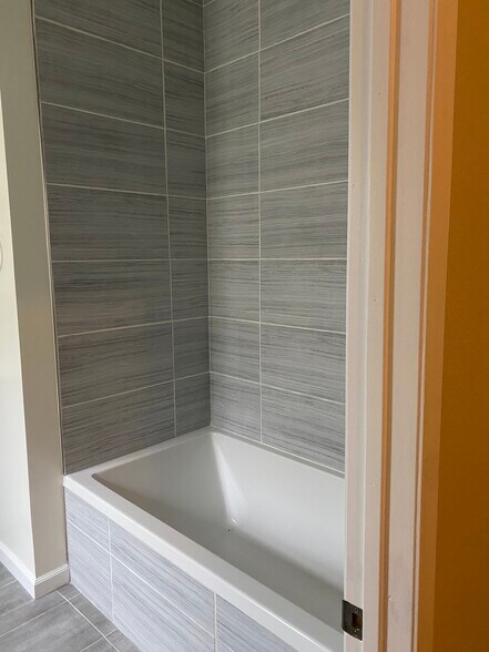 Building Photo - 947 S Sycamore Ave