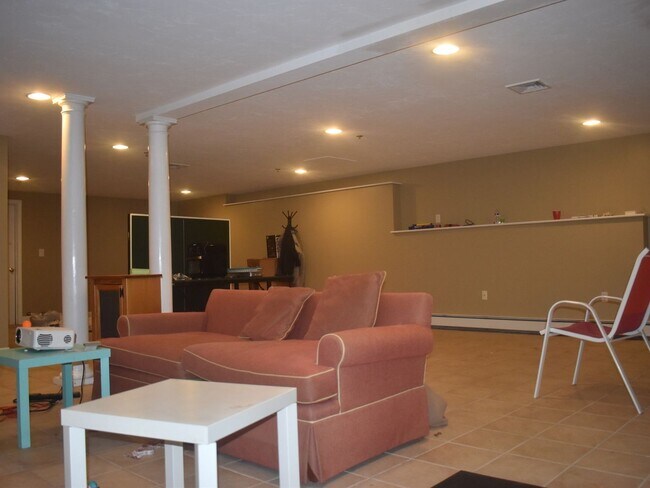 Building Photo - Townhome in Hingham