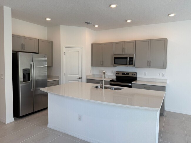 Building Photo - 3 Bedroom 2.5 Bath Townhouse W/1 Car garag...