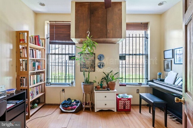 Building Photo - 1834 W Diamond St