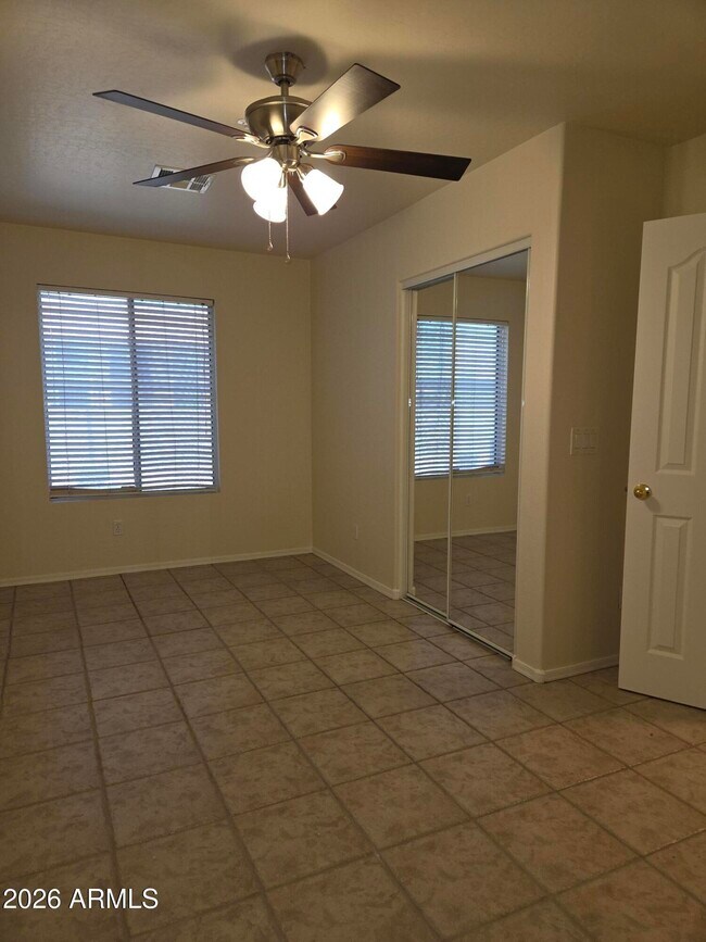 Building Photo - 426 N Oak St