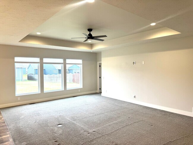 Building Photo - Spacious Ranch Home  5 Bedrooms  3 Bathrooms  3,163 Finished Sq Ft