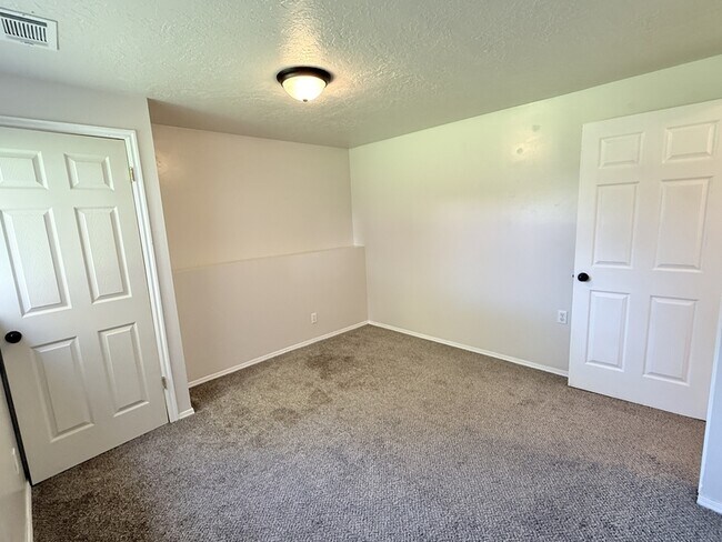 Building Photo - 2022 N 850 W