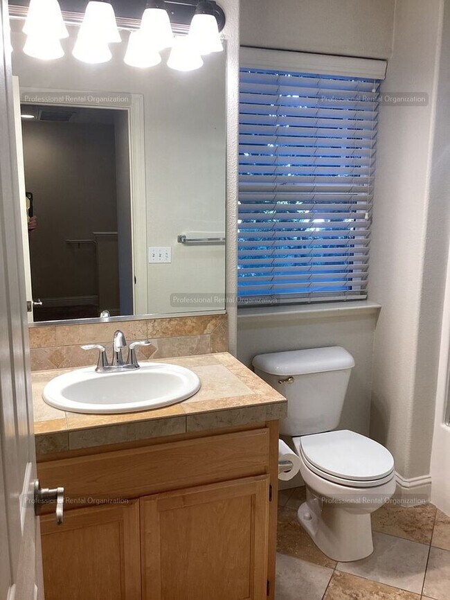Building Photo - Elegant-Ideally located-Windsor Green End ...