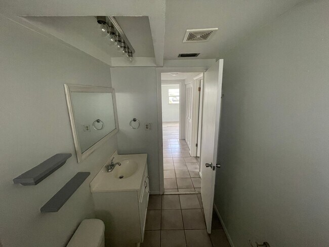 Building Photo - 2/1.5/1 New Port Richey