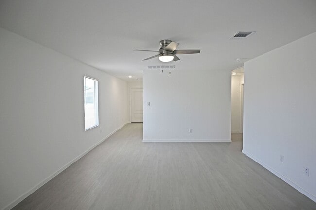 Building Photo - 729 Meadow Dr