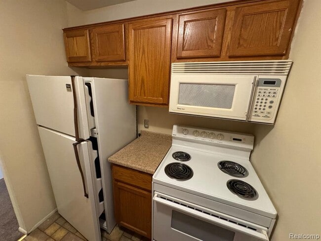 Building Photo - 587 E Fox Hills Dr