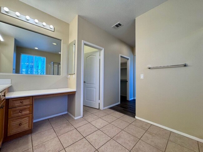 Building Photo - Murrieta Home with 6 Bedrooms plus a Bonus...
