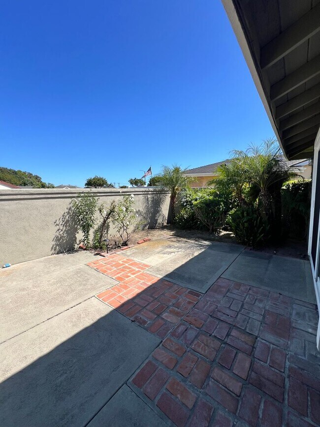 Building Photo - 3 Bed 2.5 Bath Fountain Valley Beauty Now Available