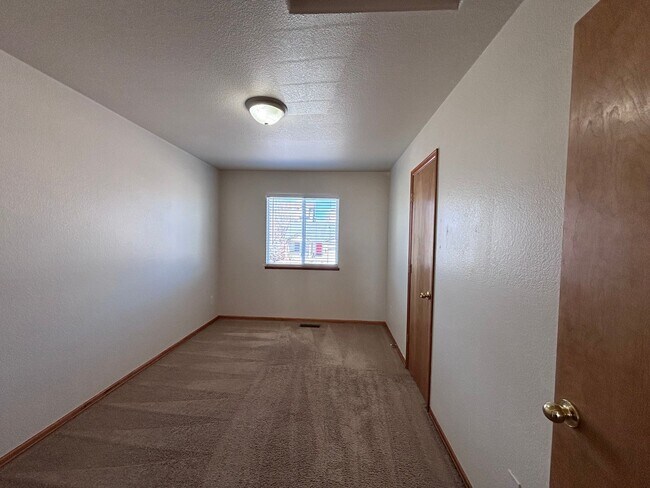 Building Photo - 4 Bed 3.5 Bath Home with Air Conditioning! - MileStone Real Estate Services - Available Now!