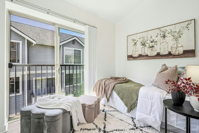 Building Photo - Columbia City Townhome