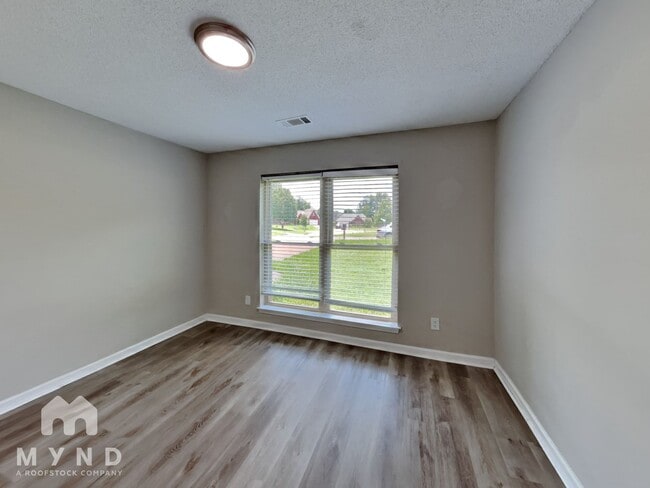 Building Photo - 15 Rolling Oaks Dr