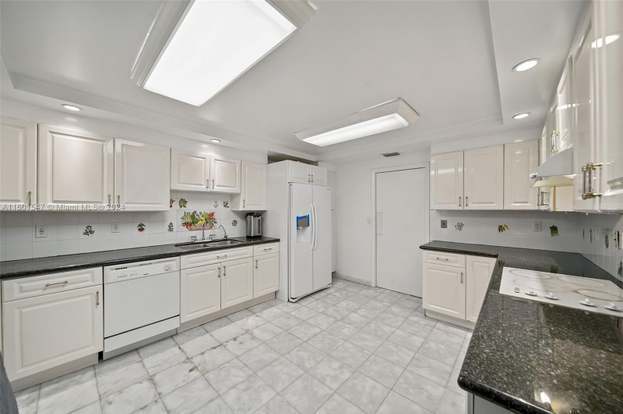 Building Photo - 10155 Collins Ave