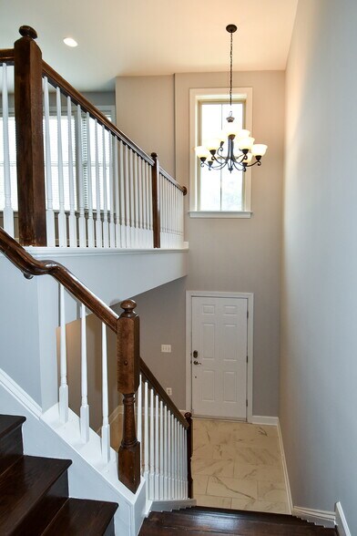 Building Photo - 2602 S Kenmore Ct