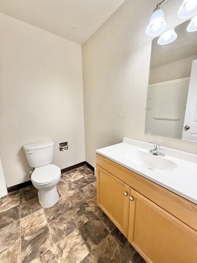 Building Photo - 49 Royal Crest Dr