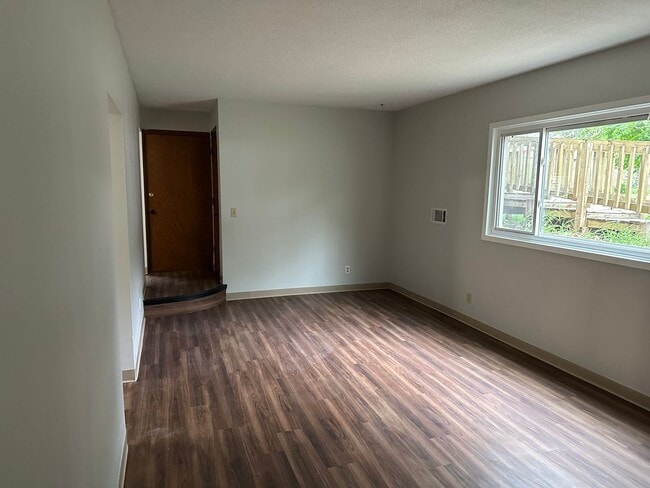 Primary Photo - 1 bedroom 1 Bathroom Lower of Level Duplex...