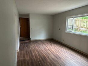 Building Photo - 1 bedroom 1 Bathroom Lower of Level Duplex...