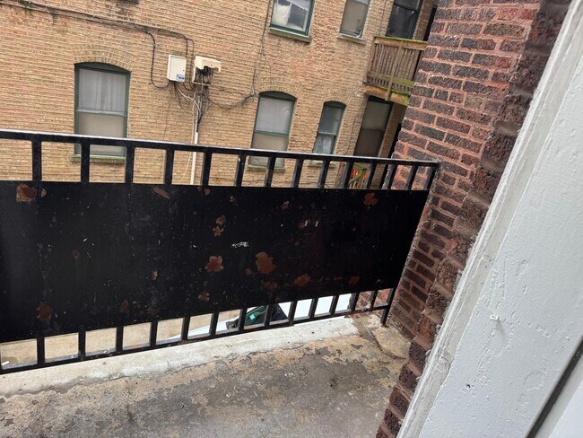 Building Photo - 4363 N Kenmore Ave