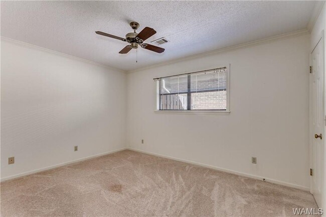 Building Photo - Fantastic 3BR 2Ba in popular Reston Place!