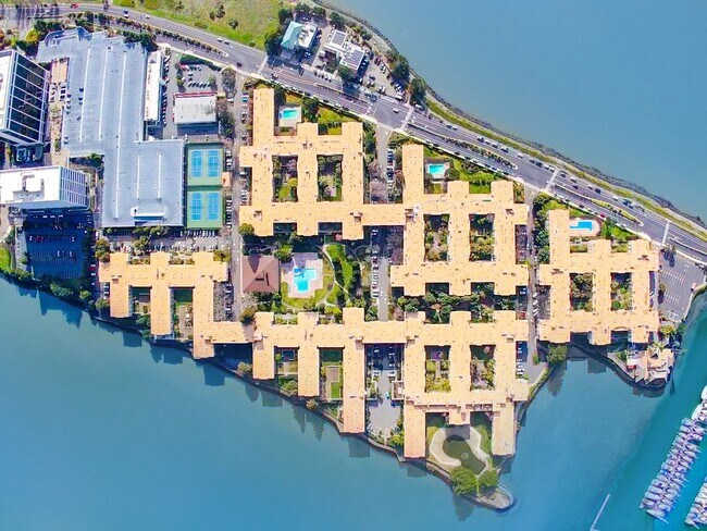 Building Photo - Sweet 2nd floor  studio condo at resort-like Watergate by the Bay in Emeryville!
