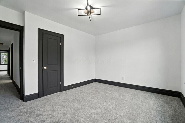 Building Photo - 887-889-889 E Livingston Ave