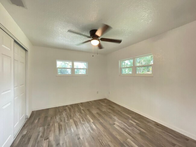 Building Photo - Beautifully Renovated 2/1 Duplex in Lake H...